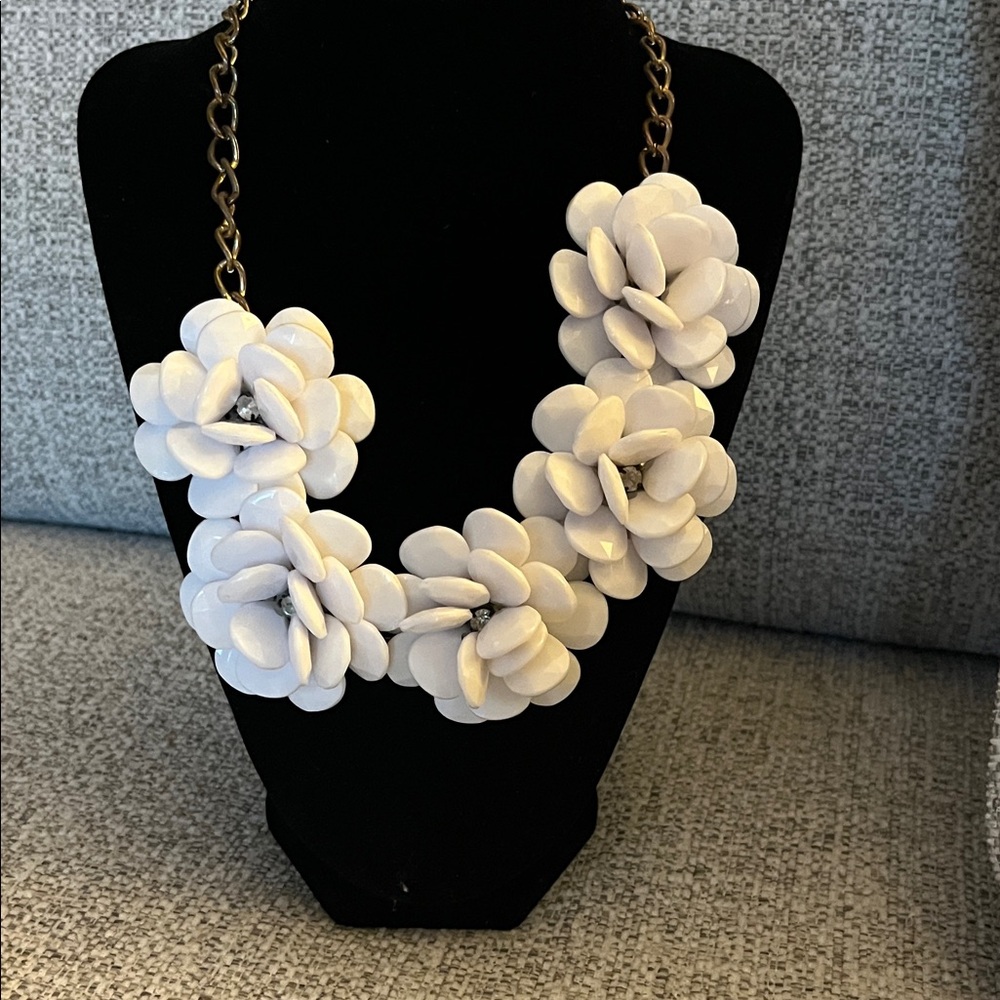 Vintage Resin‎ White Floral Necklace with Center Rhinestones